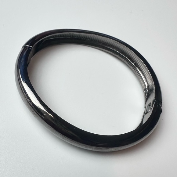 Jewelry - Metal bracelet